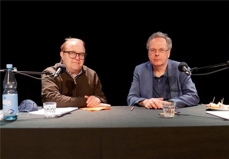 Was der Knödel mit der Kunst zu tun hat Schauspieler Gustav Peter Wöhler und Autor Christian Maintz. Foto: Bernhard Boeckenkamp