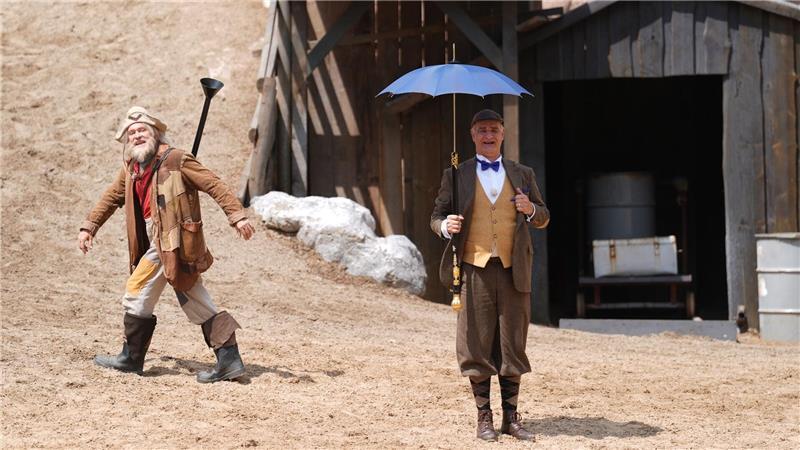 Kämpfe, Tanz und Explosionen: Das neue Stück am Kalkberg Schauspieler Heinrich Schafmeister (r) als Sir John Raffley und Dirc Simpson als Sam Hawkins in einer Szene des Abenteuers „Im Tal des Todes“ im Freilichttheater am Kalkberg.