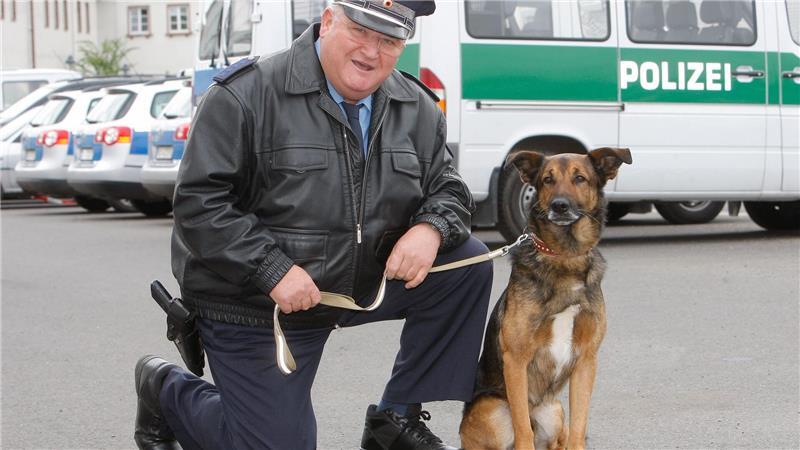 Schauspieler Horst Krause im Einsatz mit Hund.