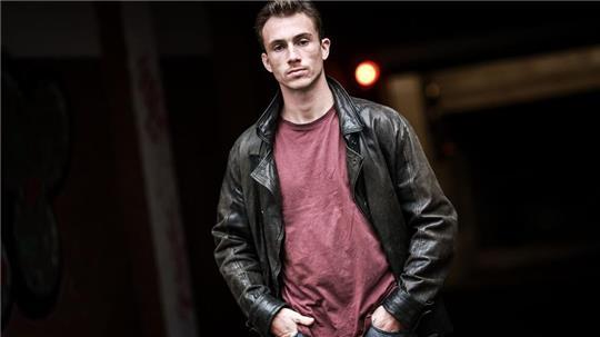 Schauspieler Justus Johanssen ist nach der Zusage für die Hauptrolle im Polizeifilm „Allein zwischen den Fronten“ sofort ins Fitness-Studio gegangen. 