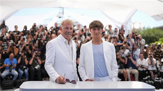 Schauspieler Kevin Costner (l) und sein Sohn Hayes bei den 77. Internationalen Filmfestspielen in Cannes.