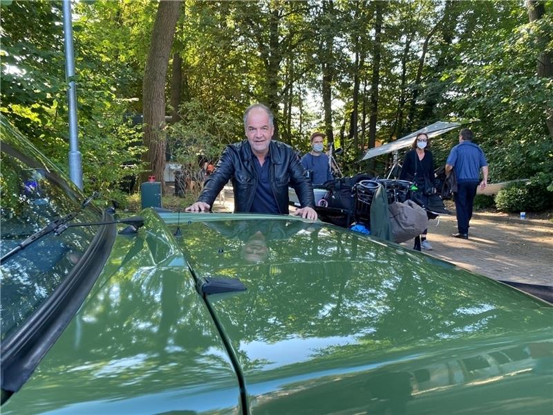 Schauspieler Marek Erhardt mit seinem Dienstfahrzeug von der Soko Hamburg bei den Dreharbeiten im Moisburger Estepark. Foto: Lepél