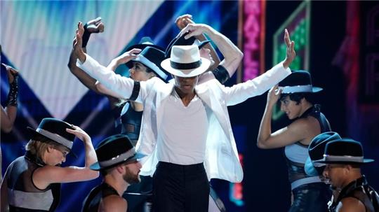 Schauspieler Myles Frost tritt bei der Tony-Verleihung in der Radio City Music Hall in New York auf.