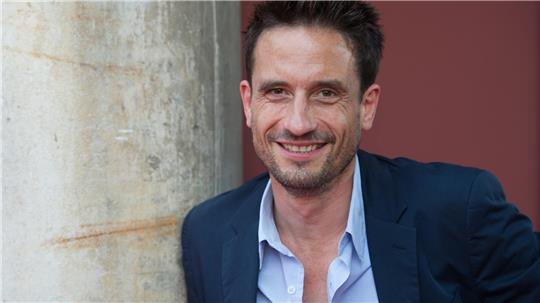 Schauspieler Oliver Mommsen spielt die Hauptrolle in dem neuen Krimi. Foto: Hase/dpa