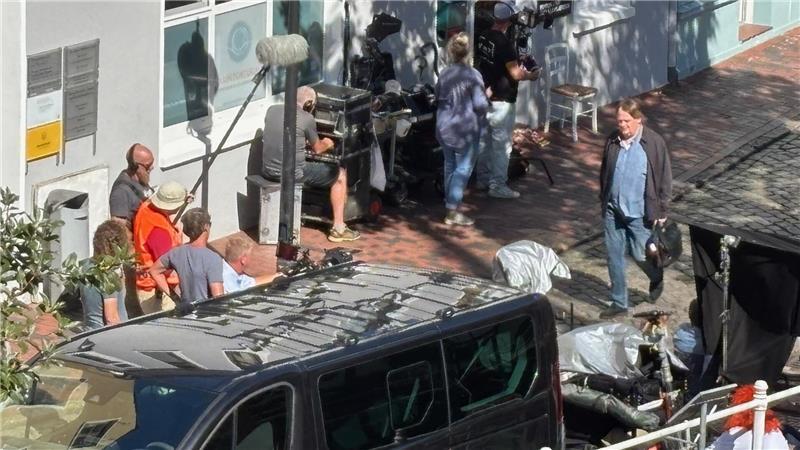 ZDF-Reihe „Neuer Wind im Alten Land“: Diese Buxtehuderin spielt mit Schauspieler Sascha Nathan (rechts) spielt in der ZDF-Serie „Neuer Wind im Alten Land“ den Journalisten Ralf Albers. Bei den Filmaufnahmen geht er einige Meter den Westfleth entlang.