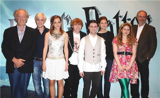 Schauspieler Sir Michael Gambon (l.) und weitere Darsteller - darunter  Emma Watson und Daniel Radcliffe - im Juli 2009 bei der Vorstellung des Films  «Harry Potter und der Halbblutprinz» in London.