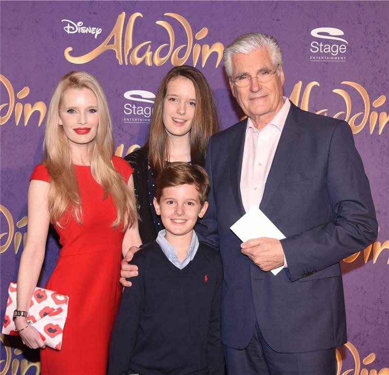 Schauspieler Sky du Mont , seine Frau Mirja, seine Tochter Tara Neven und sein Sohn Fayn Neven freuen sich auf einen Abend für die Familie.