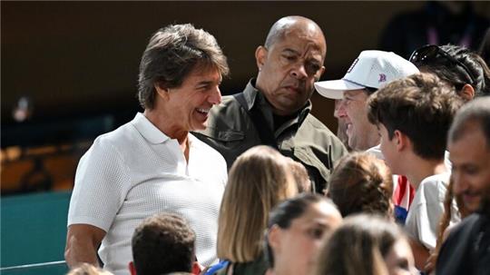 Schauspieler Tom Cruise beim Turnen auf der Tribüne.