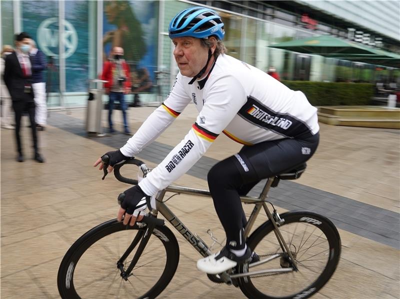 Schauspieler Uwe Rohde fährt mit seinem Rennrad zum Start der Spendenaktion „HerzRadtour“ für die Stiftung KinderHerz vor dem Alstertal-Einkaufszentrum Hamburg. In 22 Etappen geht es über insgesamt 2280 Kilometer Foto: Marcus Brandt/dpa