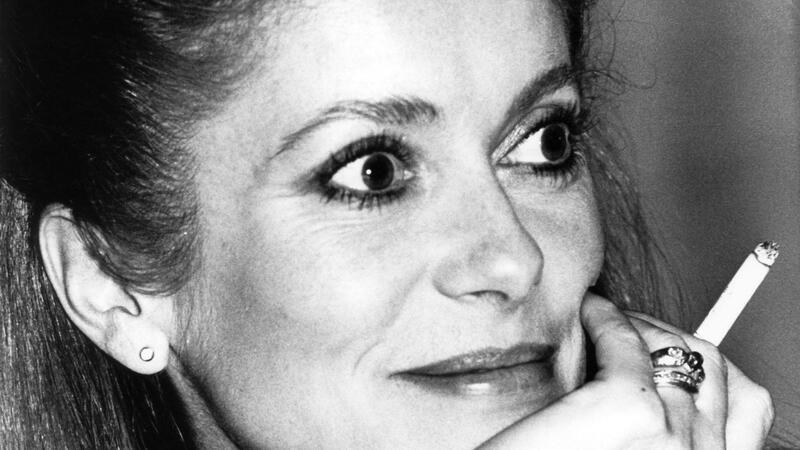 Catherine Deneuve wird 80 Schauspielerin Catherine Deneuve raucht bei einer Vorstellung ihres Films „Die letzte Metro“ eine Zigarette.