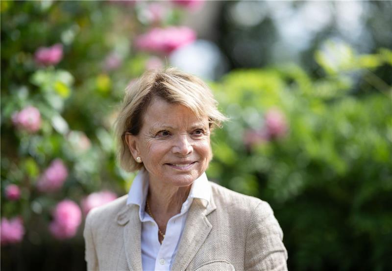 Uschi Glas spricht über das Geheimnis einer guten Ehe Schauspielerin Glas am Set des Kinofilms "Max und die Wilde 7 - Die Geister-Oma“ auf Schloss Braunfels.