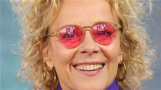 Schauspielerin Katja Riemann im vergangenen Jahr mit rosaroter Brille auf der Leipziger Buchmesse. Bei allgemeiner Krisenstimmung liegen bunte und optimistische Farben in diesem Jahr laut Augenoptik-Industrie besonders im Trend. (Archivbild)