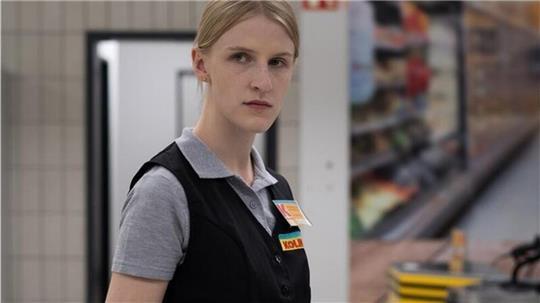 Schauspielerin Klara Lange als Pina in der Amazon-Serie „Die Discounter“.