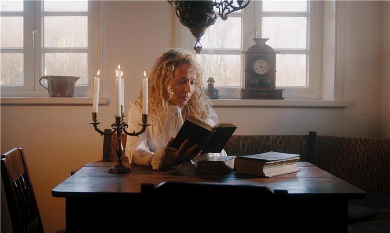 Schauspielerin Lara Maria Wichels in ihrer Rolle als die Rote Lena für ein aktuelles Filmprojekt.