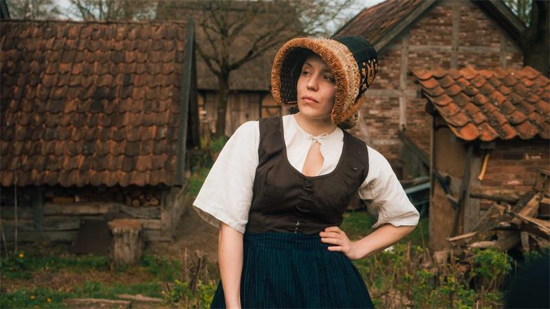 Rote Lena: Neue Spuren zur Harsefelder Giftmischerin Schauspielerin Lara-Maria Wichels in ihrer Rolle als rote Lena.