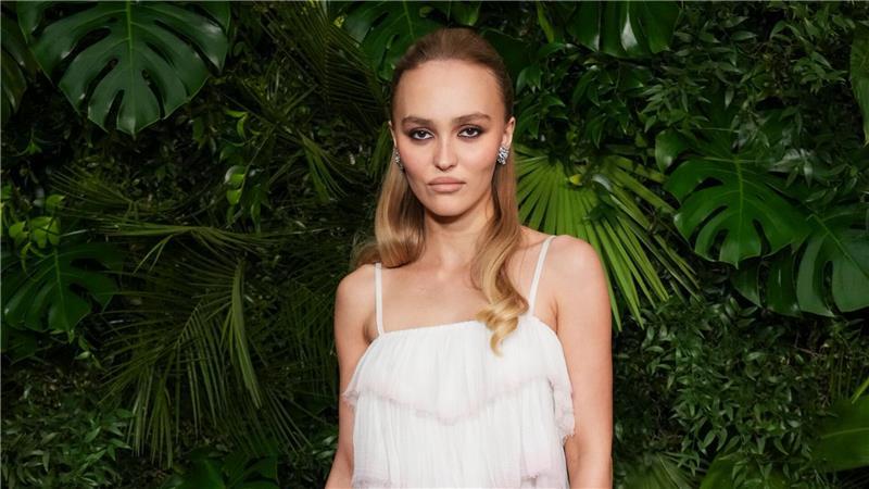 Leerer Blick junger Leute: Was ist der „Gen Z Stare“? Schauspielerin Lily-Rose Depp schaut in typischer roter Teppich-Pose mit kühler Miene in die Kamera. (Archivbild)