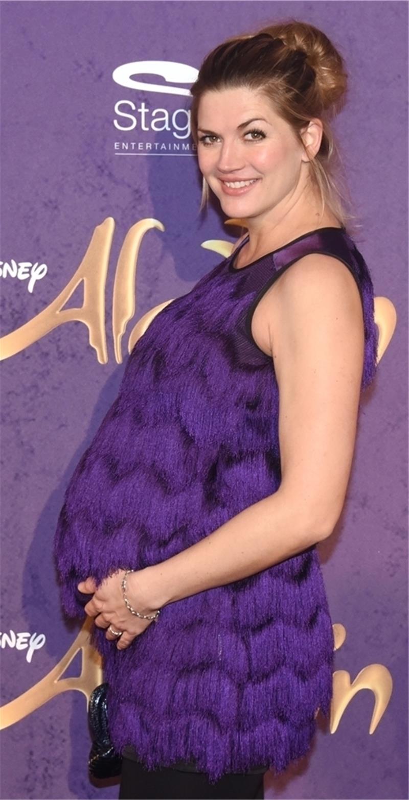 Schauspielerin Nina Bott präsentiert ihren Babybauch.