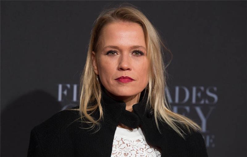 „Das ist wichtig zu verstehen: Nicht jedem, der lacht, geht es gut.“ Schauspielerin Nova Meierhenrich bei der Europapremiere "Fifty Shades of Grey - Gefährliche Liebe" im CinemaxX Dammtor. Foto: Daniel Reinhardt/dpa/Archiv