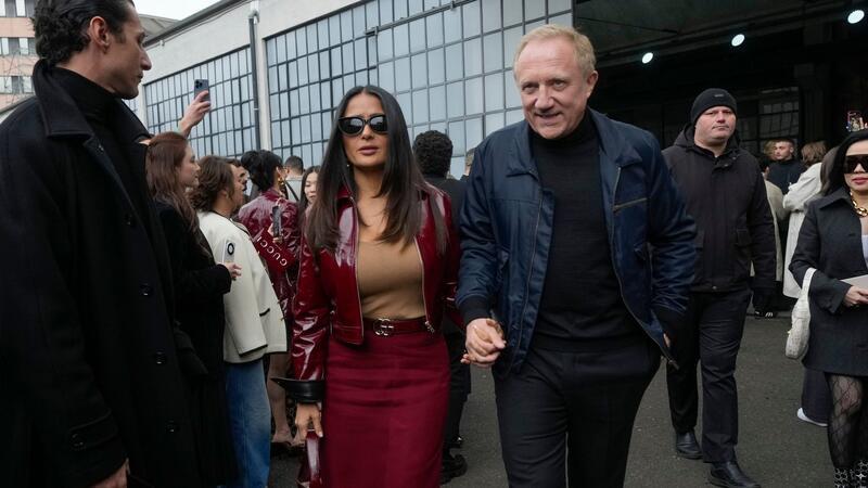 Fashion Week: Gucci lässt es funkeln, Moschino will Frieden Schauspielerin Salma Hayek (M) war Gästin bei der Präsentation der Gucci-Damenkollektion.