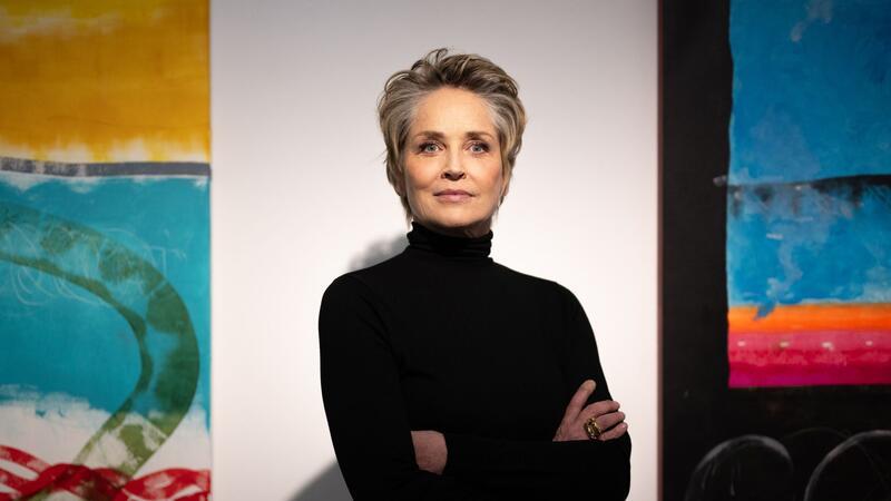 Schauspielerin Sharon Stone im Februar 2024 in einer Galerie in Berlin vor ihren Werken.