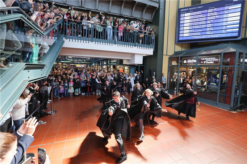 Schauspielerinnen und Schauspieler tanzen in der Wandelhalle des Hauptbahnhofs. Foto: Charisius/dpa