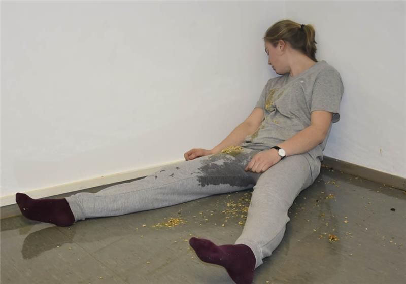 Schauspielerisch die drastischen Folgen zeigen: Eine Teilnehmerin der Hochschule 21 simuliert eine völlig betrunkene Person. Foto: Felsch