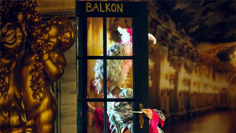 Das Stadeum serviert eine rabenschwarze Komödie mit Starbesetzung Marie Antoinette blickt mit weit geöffnetem Mund durch die geöffnete Tür zu einer Balkonloge