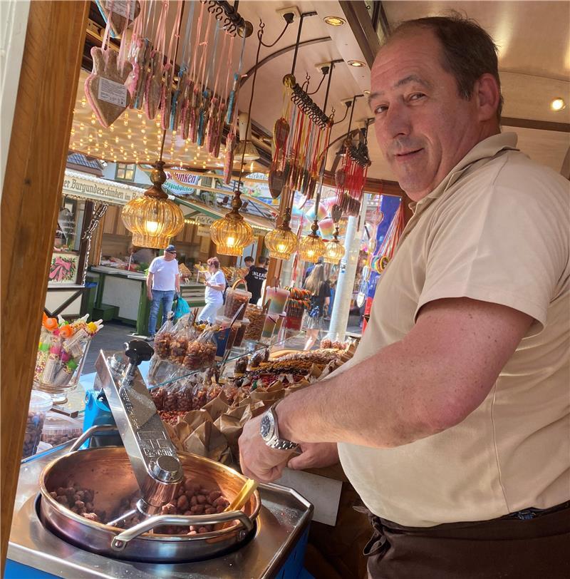 Klassiker auf dem Pfingstmarkt: Das lieben die Leute am Volksfest Schausteller Alexander Karow hat mit seinen gebrannten Mandeln einen festen Platz auf dem Pfingstmarkt.
