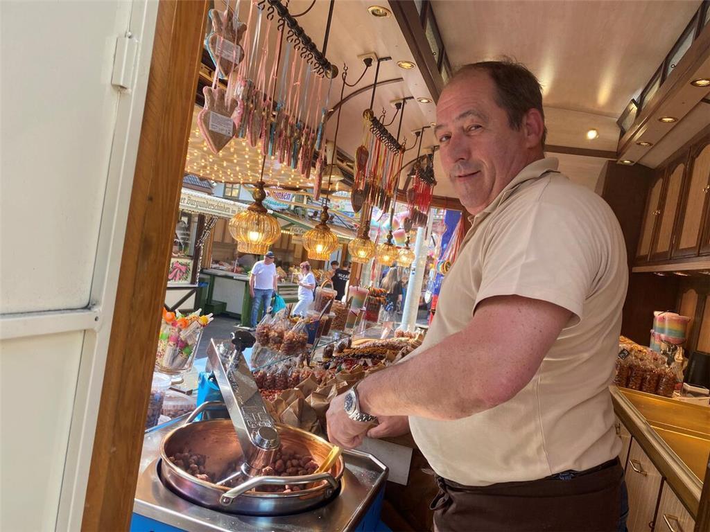 Schausteller Alexander Karow hat mit seinen gebrannten Mandeln einen festen Plat...
