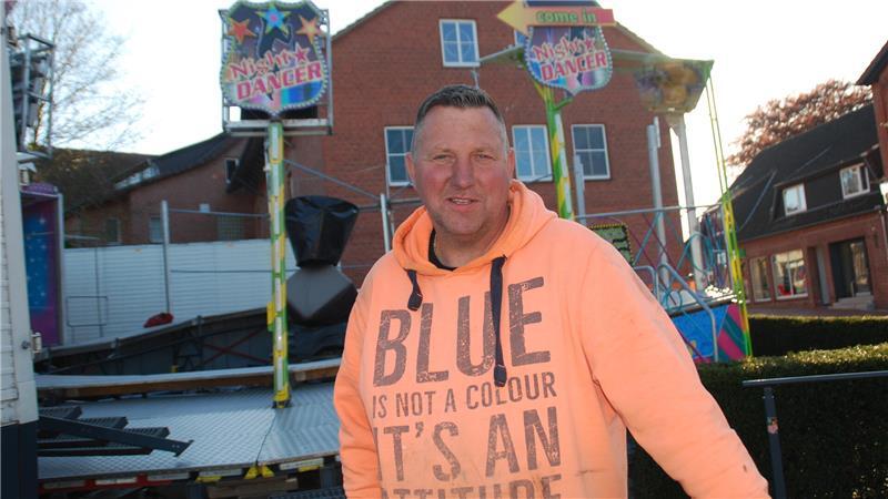 Schausteller Ingo Schwenk half schon als Kind seinen Eltern beim Aufbau in Harsefeld.