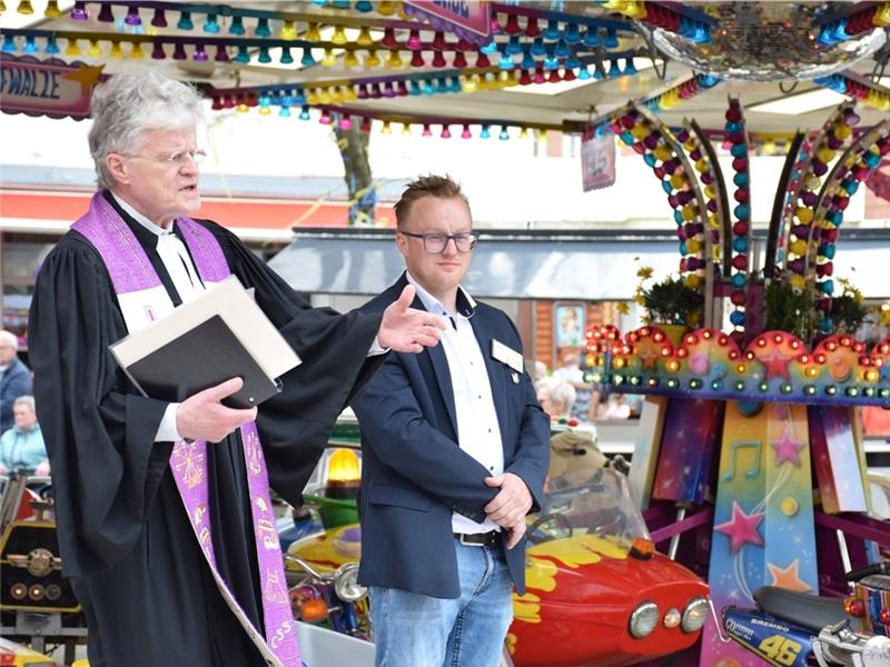 Stader Jahrmarkt mit Karussell-Segnung und Fassanstich eröffnet Schausteller-Pastor Friedrich Brandi segnet das neue Fahrgeschäft von Kim Greger.