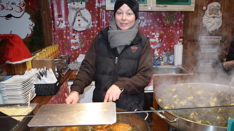 Schaustellerin Milana Brockelmann war zufrieden mit dem Geschäft auf dem Weihnachtsmarkt Buxtehude. Mit Kartoffelpuffern und Grünkohl hat sie sich eine Stammkundschaft aufgebaut.