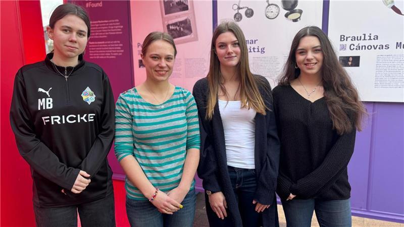Schauten sich die Ausstellung an: Marlena Beilke (von links) und Fritzi Meyer aus der 11. Klasse gemeinsam mit den Zehntklässlerinnen Lilian Thielking und Lina Dankers.