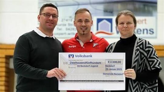Scheckübergabe für die Jugendarbeit an den SV Beckdorf (von links): Vorsitzender Klaus Meinke, Beckdorfs Bürgermeister Hendrik Klindworth und Jugendwartin Nadine Völkers.