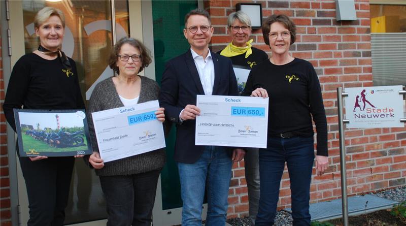 Stader Landfrauen: Biker-Bienen im Fernsehen mit Profi-Koch Tim Mälzer Scheckübergabe in Stade an das Frauen-Beratungszentrum und das Hospiz (von links): Annette Evers, Hanne Rathjens, Dr. Udo Schmidt, Bettina Köpcke und Bärbel Lefers.