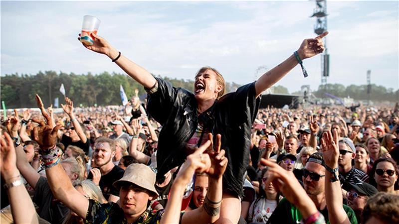 Scheeßel: Zahlreiche Festivalbesucher beim Feiern auf dem Hurricane-Festival. Das Open-Air-Festival mit bis zu 80.000 Besuchern findet vom 20. bis zum 22. Juni statt.