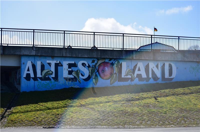 Scheint die Sonne am L.A., ist das ein Segen für die Standbetreiber an einem der Touristen-Hotspots im Alten Land.