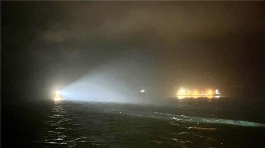 Scheinwerfer suchen das Wasser ab, an der das Frachtschiff „Verity“ gesunken sein soll.