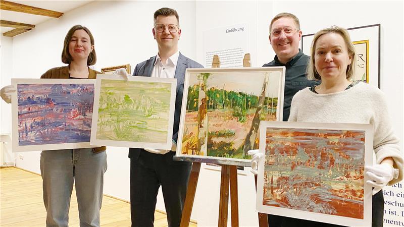 Schenkung für die Kunstsammlung: Dr. Constanze Köster von der Fielmann-Museumförderung und Egon Pankow von Fielmann Stade mit Museumsdirektor Dr. Sebastian Möllers und Künstlerin Yvette Kießling.