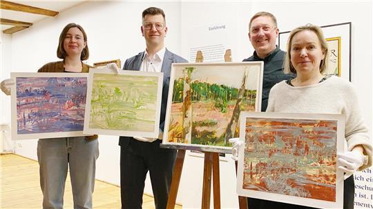 Schenkung für die Kunstsammlung: Dr. Constanze Köster von der Fielmann-Museumförderung und Egon Pankow von Fielmann Stade mit Museumsdirektor Dr. Sebastian Möllers und Künstlerin Yvette Kießling.