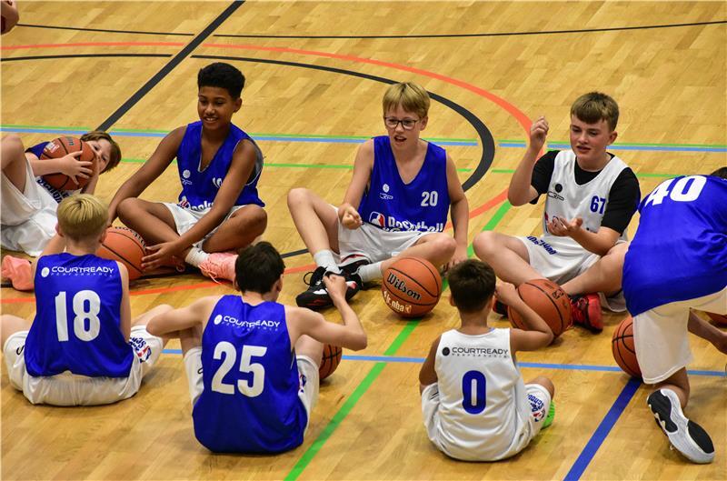 NBA-Camp in Stade: Junge Basketballer lernen von den Profis Die Spieler spielen Schere-Stein-Papier