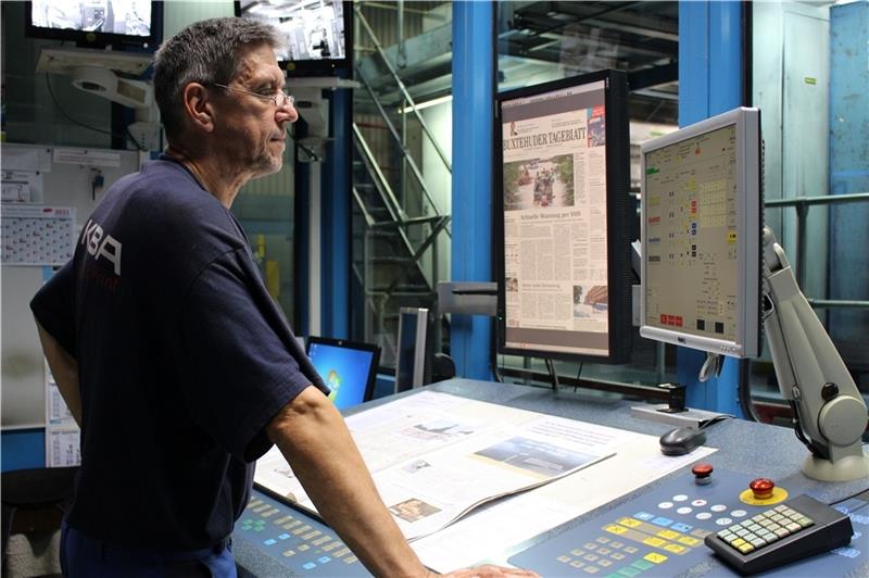 Schichtleiter Dieter Hilck hat an seinem Leitstand in der TAGEBLATT-Druckerei alles im Blick. Fotos: Frank