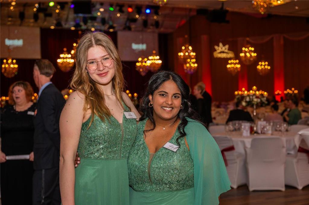 Schick in Grün auf dem Stader Opernball