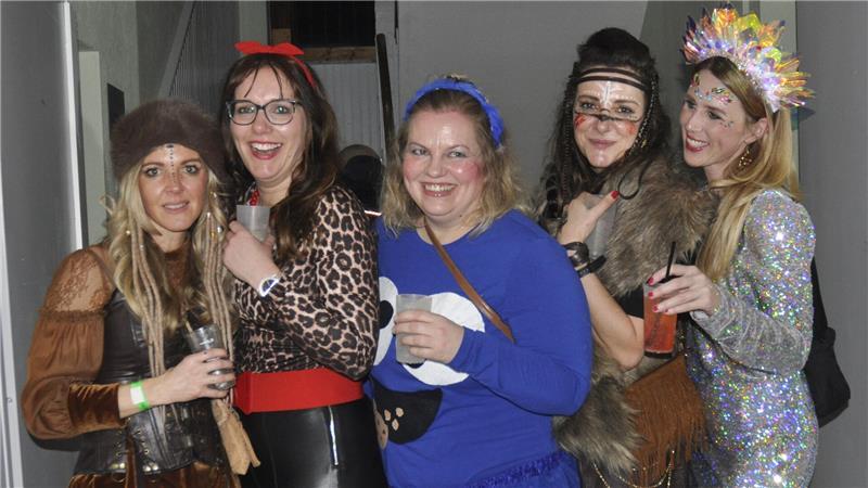 Schick in Schale: Kristin (links) und ihre Freundinnen aus dem Alten Land.