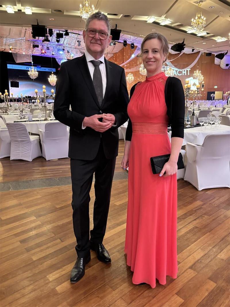 Schick in Schale: Zehn Geschichten von der 1. Stader Ballnacht Schick in Schale bei der Arbeit: die TAGEBLATT-Reporter Lars Strüning und Lena Stehr.