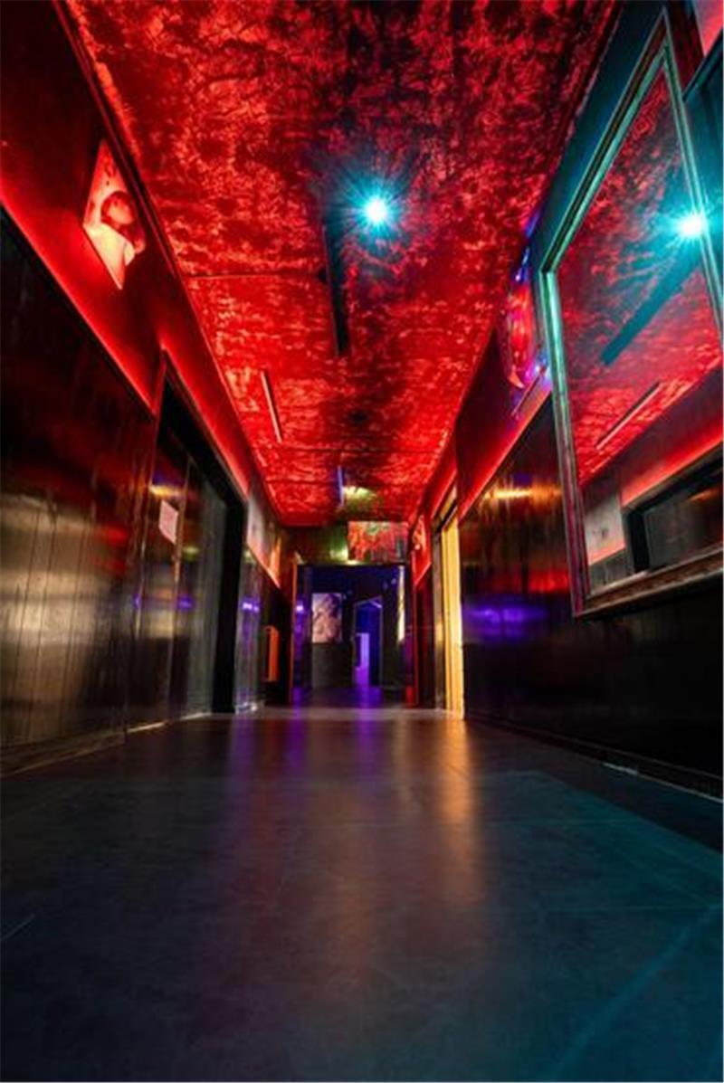 Schick und luxuriös: Der Flur im HS Lifestyle Club führt an Buffet und Sauna vorbei direkt zur Tanzfläche.