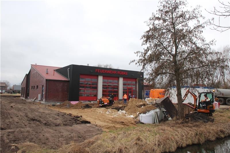Schicke Optik in anthrazit und rot: Das neue Feuerwehrhaus an der Buxtehuder Straße steht und geht seiner Vollendung entgegen.