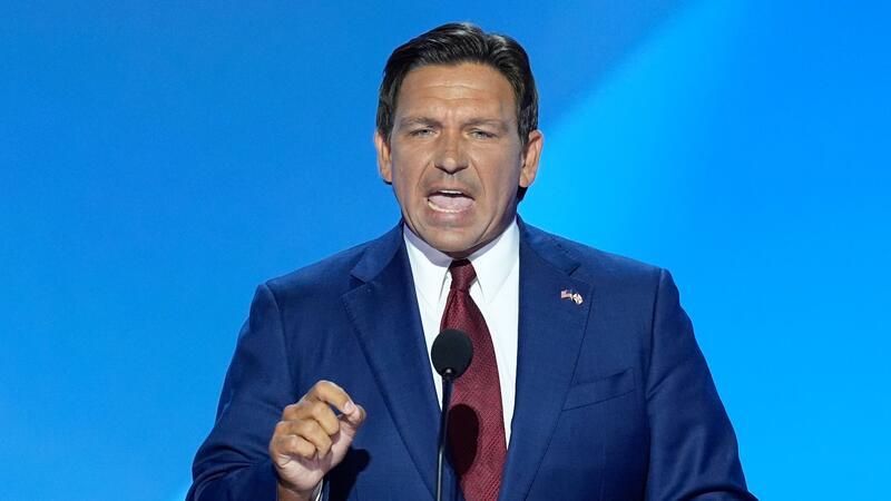 Signal der Einheit: Ex-Rivalen stärken Trump bei Parteitag „Schicken wir Joe Biden zurück in seinen Keller und Donald Trump zurück ins Weiße Haus“, sagt Ron DeSantis - auch er wollte einst die Kandidatur seiner Partei, stieg aber noch vor Haley aus dem Vorwahlkampf aus.