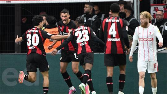 Schicks Rekordtor lässt Leverkusen zum 2:1 jubeln. 