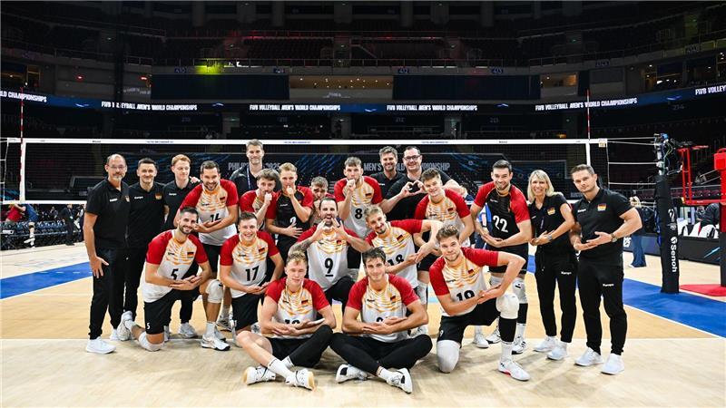 Nach Sieg über Chile: DVV-Team im WM-Gruppenfinale gefordert Schickten Grüße in die Heimat: die deutschen Volleyballer.